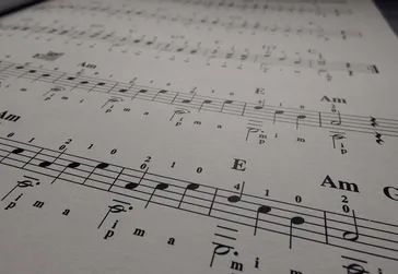 Akordy B a H – proč je zahraniční muzikanti zapisují jinak?