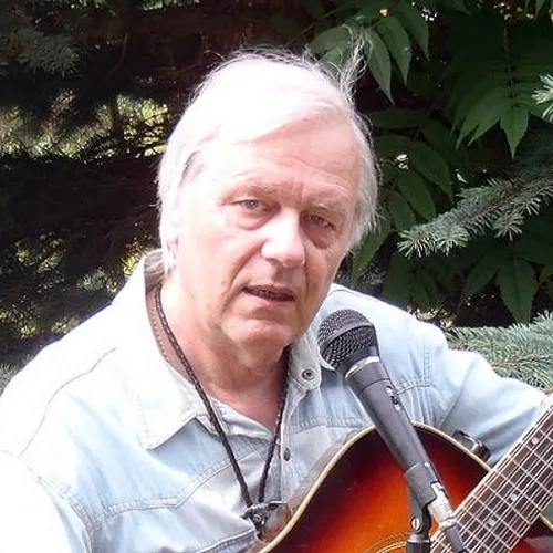 Hledám zpěvačku s kytarou a muzikanty