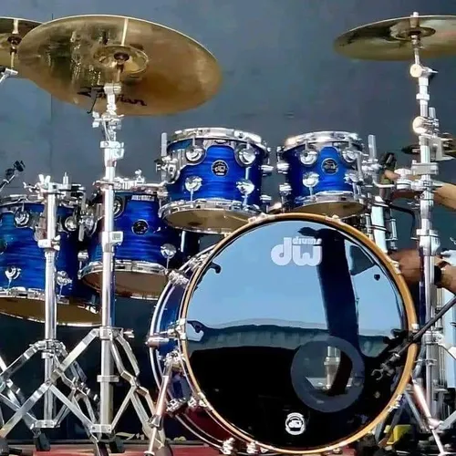 stále hledáme vyhraného bubeníka