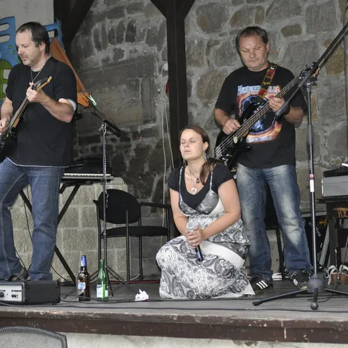 Hledáme doprovodnou kytaru (případně klávesy)