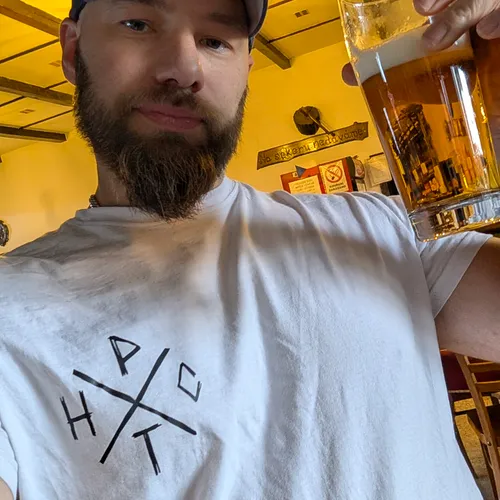 Hledá se bubeník-druhý kytarista(zpěvák ) .