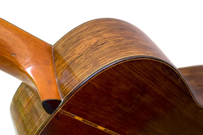 Místo spojení vrchního a spodního lubu u krku kytary<br>