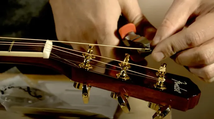 Výměna strun na akustické kytaře.