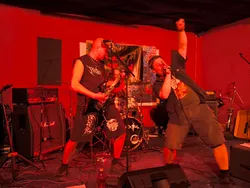 KAPELA HLEDÁ BASKYTARISTU