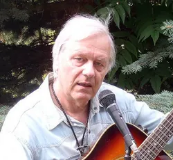 Hledám zpěvačku s kytarou a muzikanty