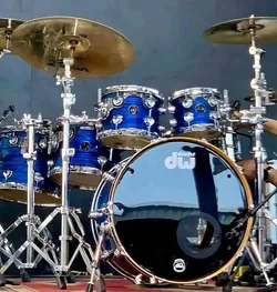 stále hledáme vyhraného bubeníka