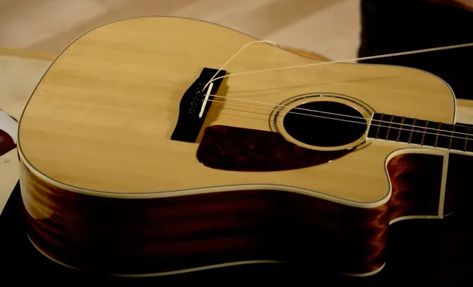 Výměna strun na akustické kytaře.