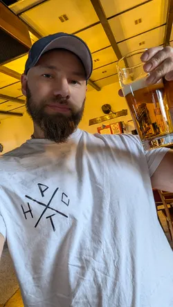 Hledá se bubeník-druhý kytarista(zpěvák ) .